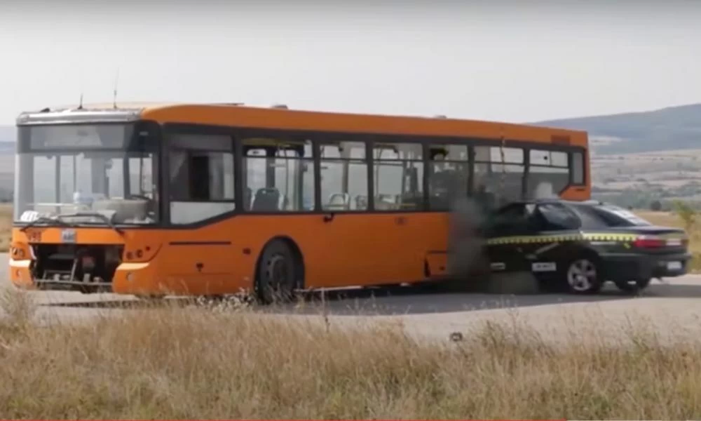 Τι θα συμβεί εάν ένα αυτοκίνητο πέσει με 200+ χιλιόμετρα σε ένα λεωφορείο;